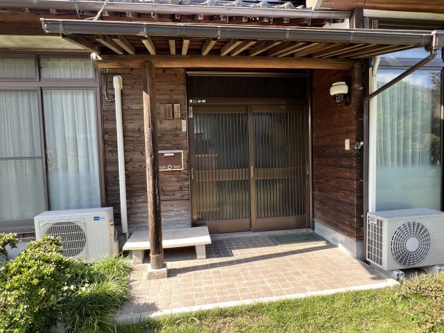 津山市押入中古住宅 5DK＋ガレージの玄関|高級感のある玄関