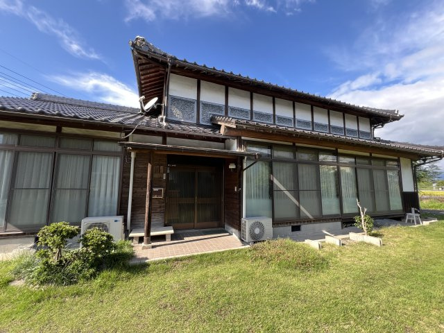 津山市押入中古住宅 5DK＋ガレージの外観|重厚感のある外観