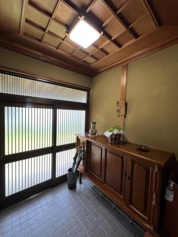 津山市押入中古住宅 5DK＋ガレージの玄関