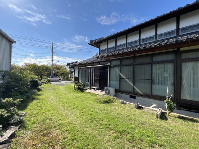 津山市押入中古住宅 5DK＋ガレージの庭