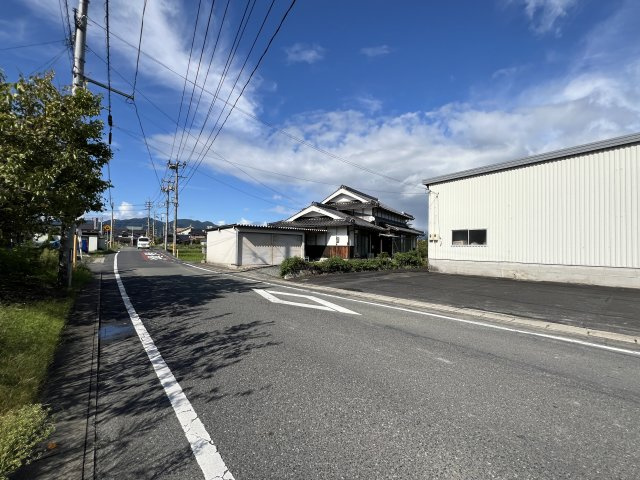 津山市押入中古住宅 5DK＋ガレージの前面道路含む現地写真