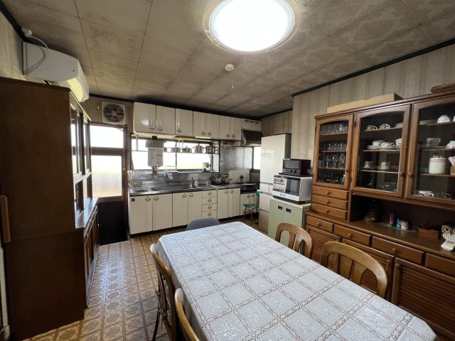 津山市押入中古住宅 5DK＋ガレージのキッチン|出窓があり、明るい使い勝手の良いキッチン