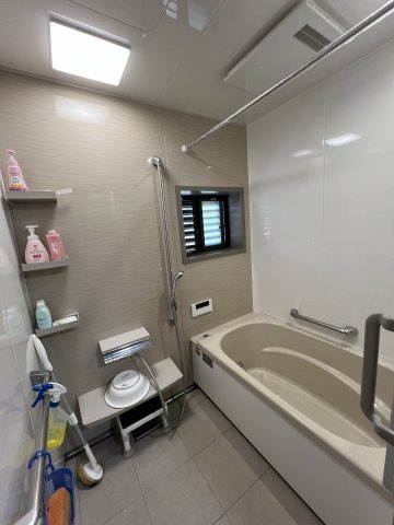 津山市押入中古住宅 5DK＋ガレージの浴室|浴室乾燥機と窓のある通風に優れたバスルーム