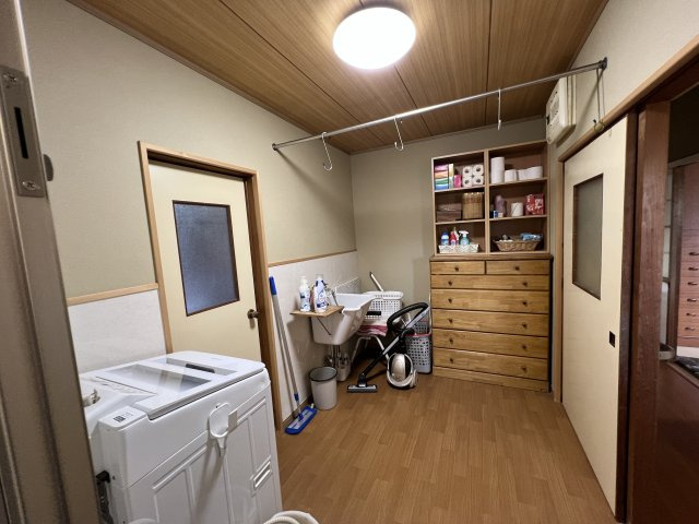 津山市押入中古住宅 5DK＋ガレージの脱衣所|広々とした脱衣所。深型のスロップシンクがあるので、汚れものを洗うのにも便利です。