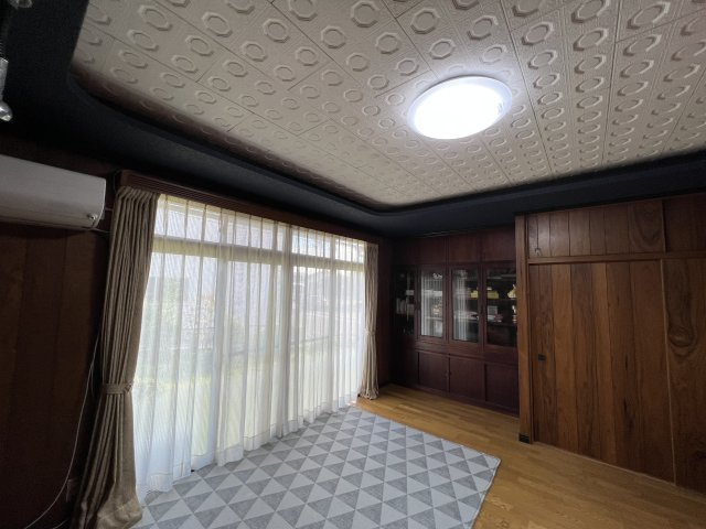 津山市押入中古住宅 5DK＋ガレージの洋室|折り上げ天井のある明るく、上質な空間。