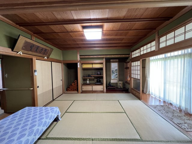 津山市押入中古住宅 5DK＋ガレージの和室|広い縁側と床の間のあるゆったりとした和室