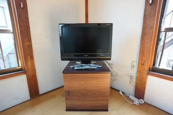 洋室に１９インチテレビ設置