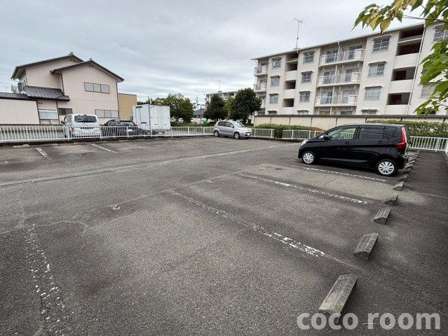 シャルマンkogawaの駐車場