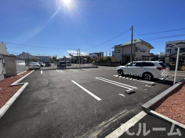 アクシス西本町の駐車場