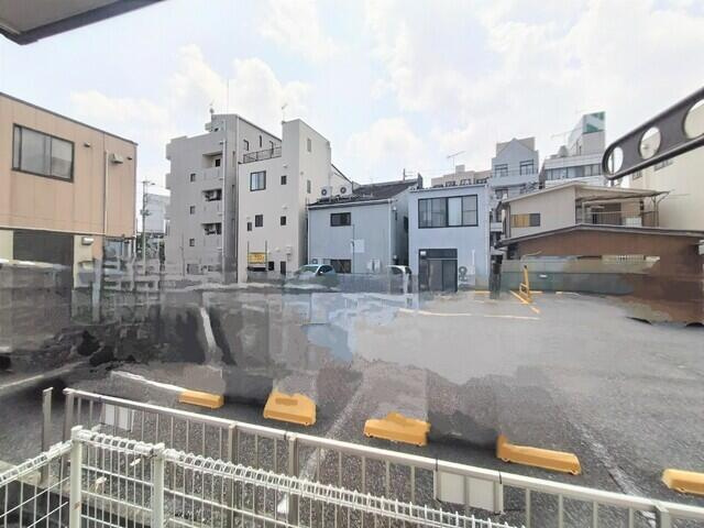 目の前は月ぎめ駐車場
