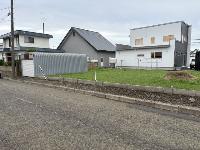 【根室市西浜町3☆売土地】理想のマイホームを実現する、陽当たりの良い整形地の外観|広々とした約79.55坪の敷地で、自由な家づくりを可能にします！