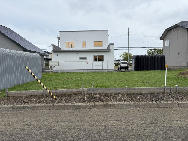 【根室市西浜町3☆売土地】理想のマイホームを実現する、陽当たりの良い整形地の前面道路含む現地写真|間口が広く駐車やガーデニングスペースを十分に確保できます。