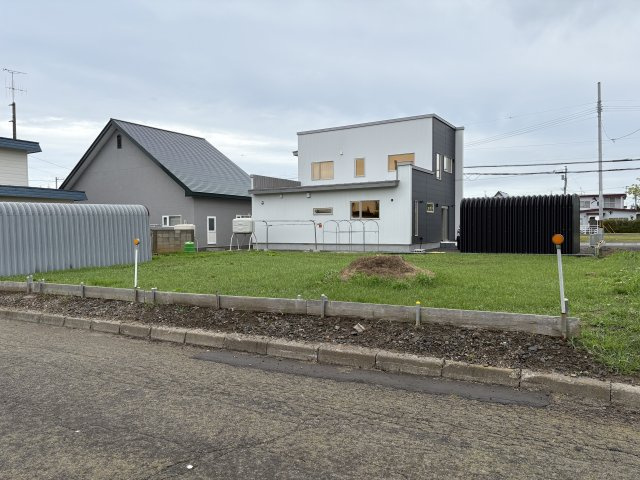 【根室市西浜町3☆売土地】理想のマイホームを実現する、陽当たりの良い整形地の外観|スーパーやコンビニ・公園など徒歩圏内。生活に便利な環境です。