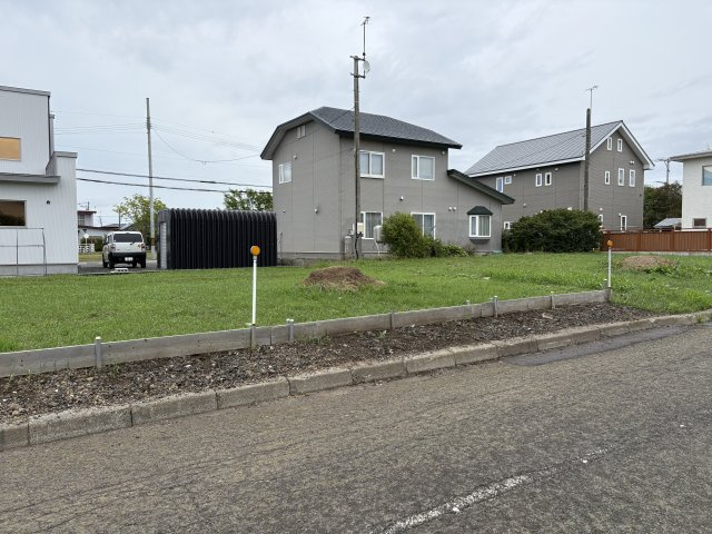 【根室市西浜町3☆売土地】理想のマイホームを実現する、陽当たりの良い整形地の外観|幅員8m道路に接道、車の出し入れもスムーズです。