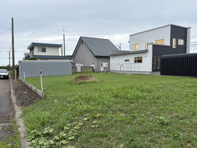 【根室市西浜町3☆売土地】理想のマイホームを実現する、陽当たりの良い整形地の外観|現地は既にきれいに整地済み。統一感のある閑静な住宅街です。