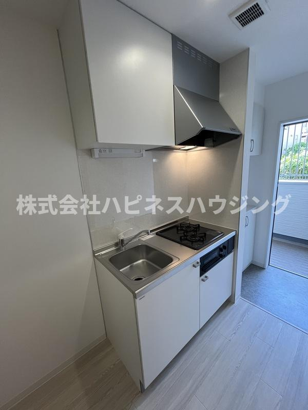 Maison Claire南柏のキッチン|システムキッチンガス2口グリル付き