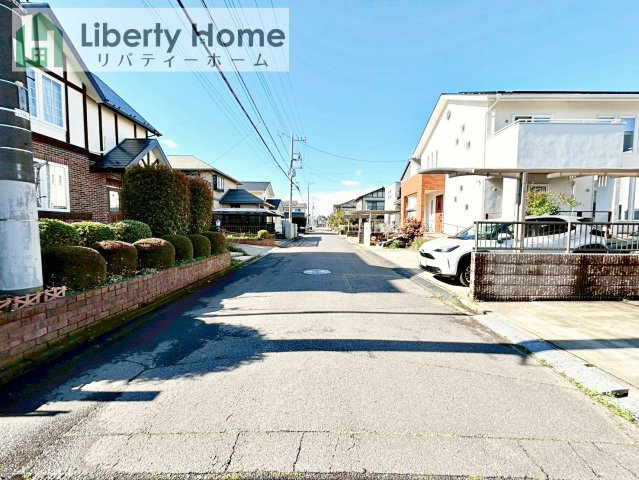 つくば市東光台2丁目　中古戸建の前面道路含む現地写真