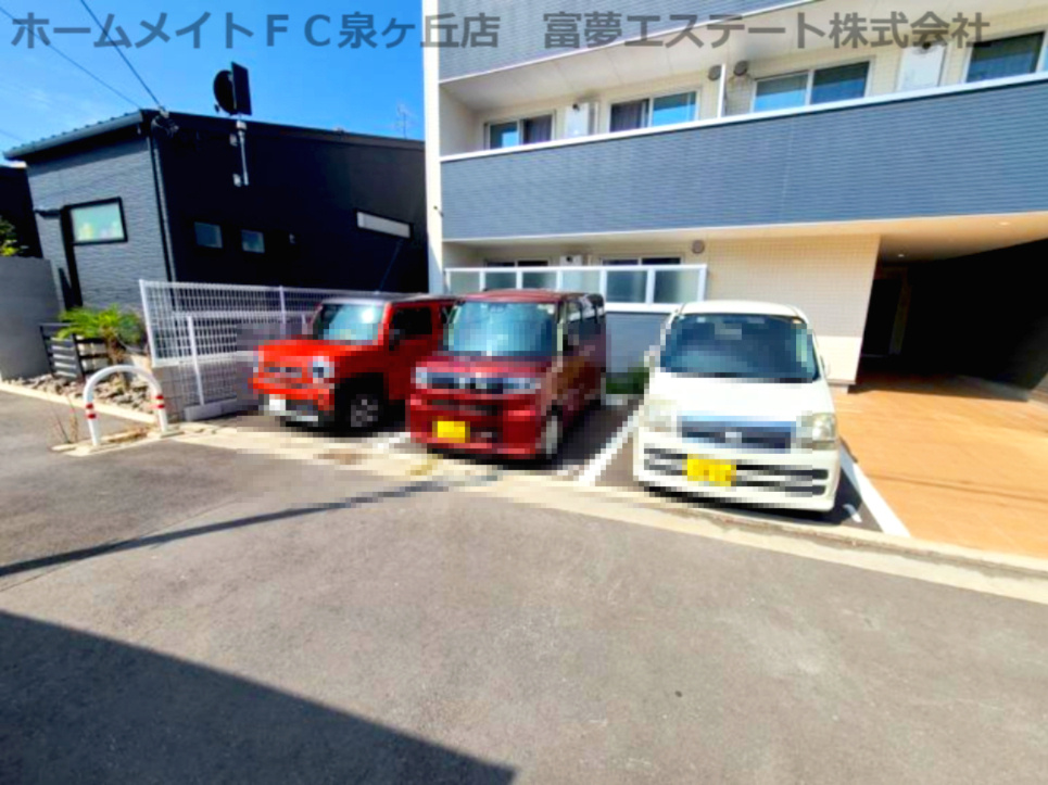 クレンツメゾンの駐車場
