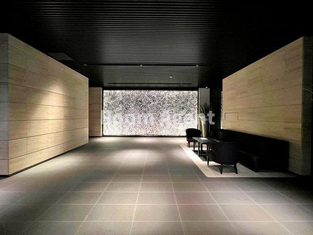 グランルクレ新栄イーストのエントランス