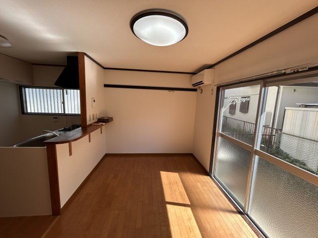 ジーエル牛久　B棟の居間・リビング|嬉しいエアコン・照明器具付き