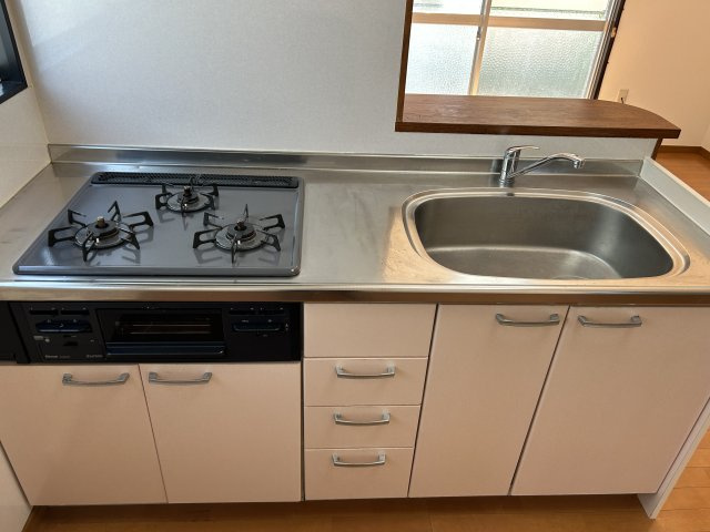 ジーエル牛久　B棟のキッチン|3口コンロ付きキッチン