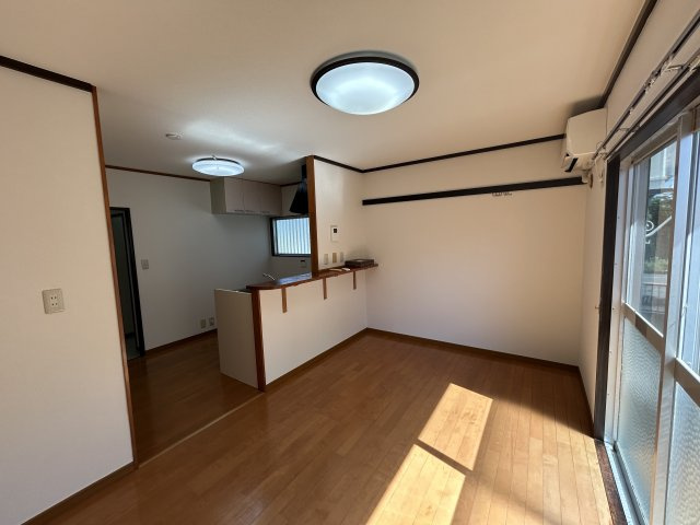 ジーエル牛久　B棟の内装|陽当たり良好なリビングです