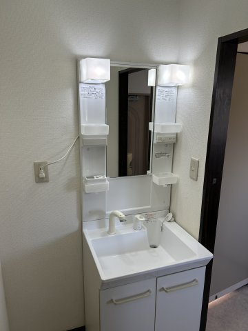 ジーエル牛久　B棟の洗面所|シャワー付き洗面化粧台