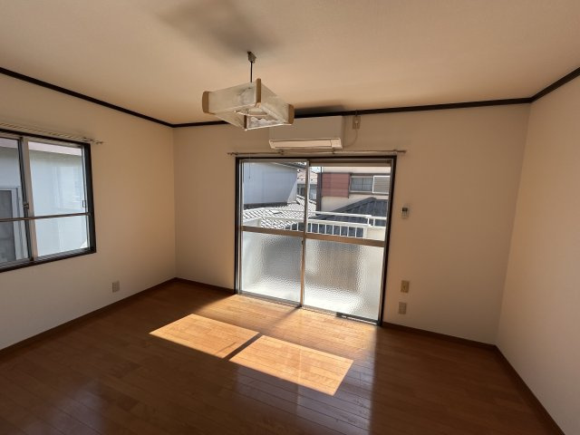 ジーエル牛久　B棟の居間・リビング|2面採光で明るい2階洋室