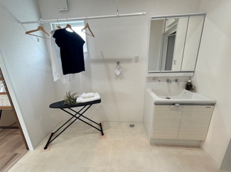 【独立洗面台】 | 西区山田新町1【P４台可】【限定1棟】 | 三面鏡付きの洗面台は、メイクもドライヤーも余裕のスペースです。