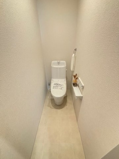 【トイレ】 | 西区山田新町1【P４台可】【限定1棟】 | シンプルなデザインはお掃除やしやすく衛生的。温水洗浄便座付き　トイレ×２
