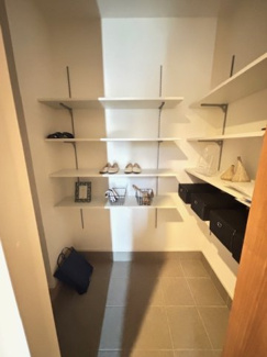 【玄関】 | 西区山田新町1【P４台可】【限定1棟】 | 玄関につながるシューズインクローゼット☆