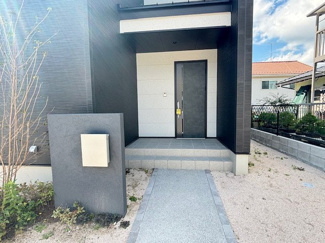 【玄関】 | 西区山田新町1【P４台可】【限定1棟】