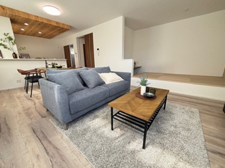 【居間・リビング】 | 西区山田新町1【P４台可】【限定1棟】 | 17.8帖リビング☆対面式のキッチンでリビングが見渡せるので、お子様やご家族の様子が見えて安心です♪