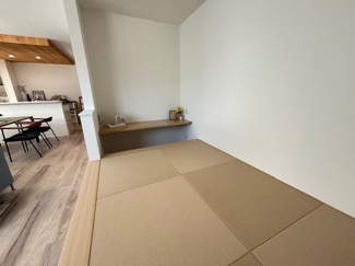 【和室】 | 西区山田新町1【P４台可】【限定1棟】 | 17.8帖リビングにつながる畳コーナー☆ホッとくつろぐ空間です☆