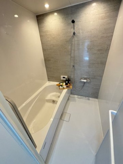 【浴室】 | 西区山田新町1【P４台可】【限定1棟】 | ゆったりした浴槽は、足を伸ばしてゆったり湯船につかることができます。
