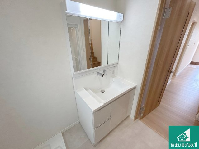 神戸市須磨区北落合　中古一戸建ての独立洗面台|清潔感のある洗面台です。フラットな鏡は掃除がしやすく毎日清潔！鏡裏には収納があるのでスッキリとした洗面台が保てます。