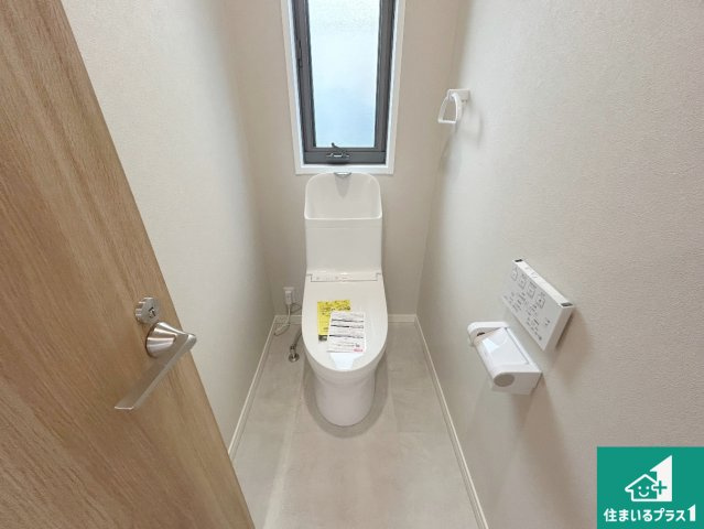 神戸市須磨区北落合　中古一戸建てのトイレ|1・2階の2ヶ所にあるので、朝の忙しい時間の順番待ちもなく、深夜の利用にも大変便利です。