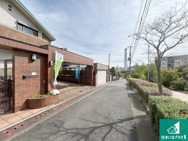 神戸市須磨区北落合　中古一戸建ての前面道路含む現地写真|周辺は閑静な住宅街！前面道路広々で車の出し入れも便利です。駐車が苦手な方でも安心して車庫入れできます！
