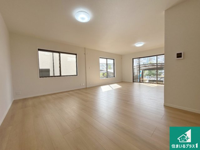 神戸市須磨区北落合　中古一戸建ての居間・リビング|日当たり良好の明るいリビングで朝の目覚めもスッキリできそう！対面キッチンでご家族のコミュニケーションも自然と増える設計！小さなお子様が遊ぶスペースを作っても広々とくつろげるLDK！