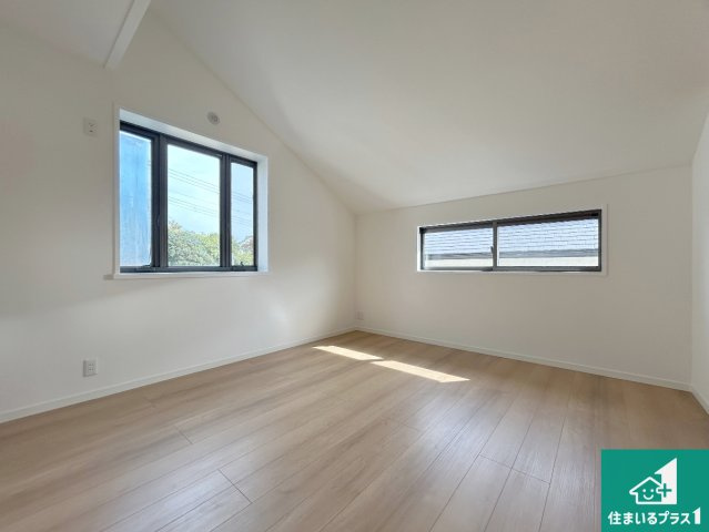 神戸市須磨区北落合　中古一戸建ての洋室|シンプルな洋室は、自分好みのインテリアが楽しめます♪ご家族とインテリアや家具を選びに行くのは物件購入時の醍醐味の一つです。ぜひお楽しみください♪