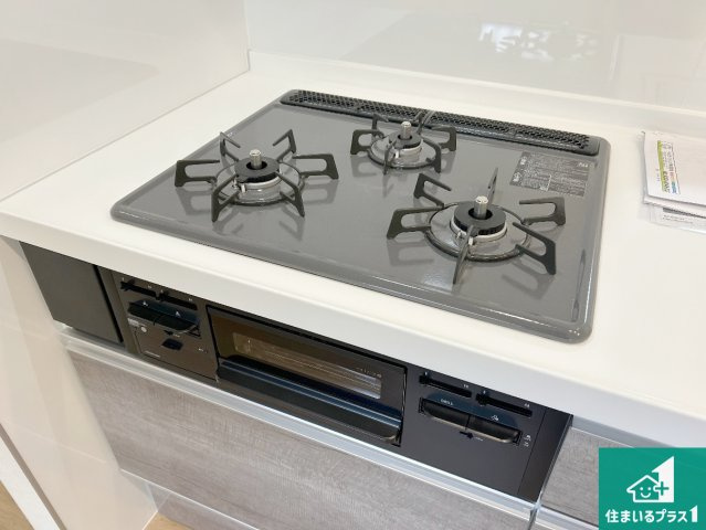 神戸市須磨区北落合　中古一戸建ての設備|ダブル高火力Ｓｉセンサー付きコンロ！３口あるので、まとめて料理をする時も大活躍！