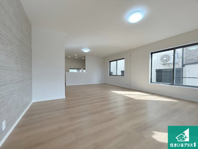 神戸市須磨区北落合　中古一戸建ての居間・リビング|日当たり良好の明るいリビングで朝の目覚めもスッキリできそう！対面キッチンでご家族のコミュニケーションも自然と増える設計！小さなお子様が遊ぶスペースを作っても広々とくつろげるLDK！