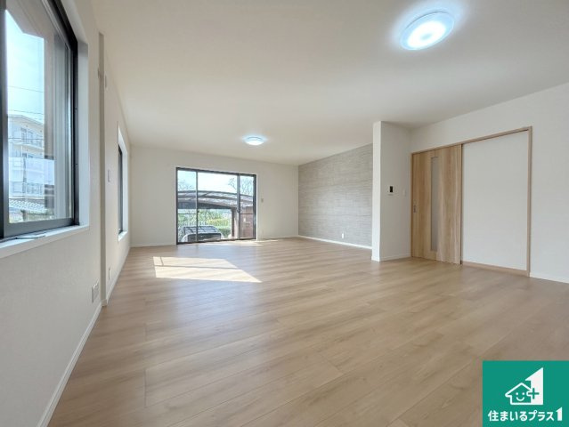 神戸市須磨区北落合　中古一戸建ての居間・リビング|シンプルなリビングは、観葉植物等のインテリアを楽しめますね！パパ好みにも、ママ好みにも家具次第で雰囲気を変えることができます！