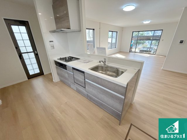 神戸市須磨区北落合　中古一戸建てのキッチン|明るいリビングで朝の目覚めもスッキリできそう！対面キッチンでご家族のコミュニケーションも自然と増える設計！小さなお子様が遊ぶスペースを作っても広々とくつろげるLDK！