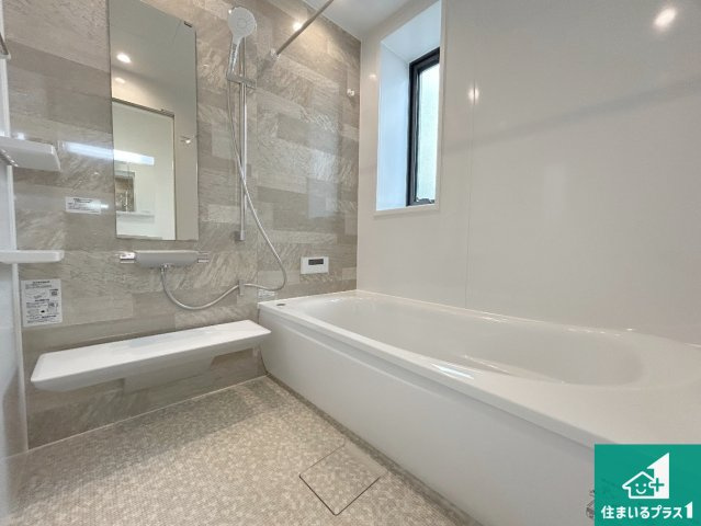 神戸市須磨区北落合　中古一戸建ての浴室|足をゆったり伸ばして寛げる浴槽です。窓が設けられていますので差し込む光が明るく穏やかな雰囲気にしてくれます♪浴室乾燥機も設置しているので、雨の日の洗濯物も安心です♪