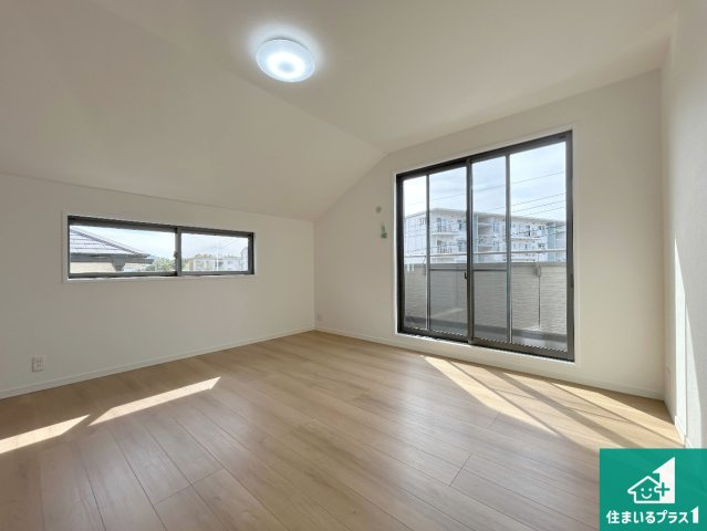 神戸市須磨区北落合　中古一戸建ての洋室|寝室は心地よい眠りについてもらいたくて、シンプルかつ開放的な空間な設計にしています！大きな窓から差し込む日が心地いいです♪