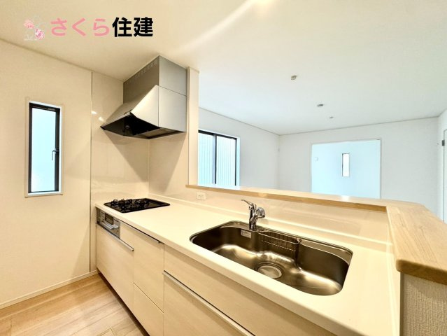 クレイドルガーデン　宇都宮市川田町第6　1号棟のキッチン|お子様と並んで料理をしても余裕のゆとりのキッチン。お子様と一緒に料理も叶いますよ♪							
