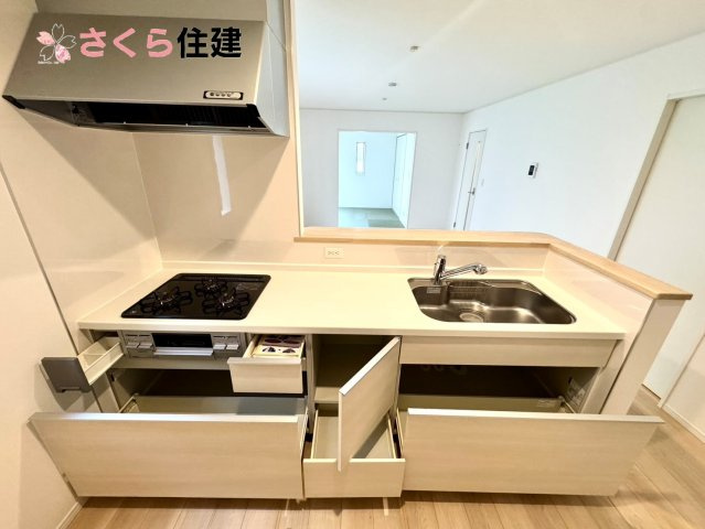 クレイドルガーデン　宇都宮市川田町第6　1号棟のキッチン|キッチン下収納は奥まで引き出せるので、大きく屈まなくても楽に必要なものがパッと取り出せます！