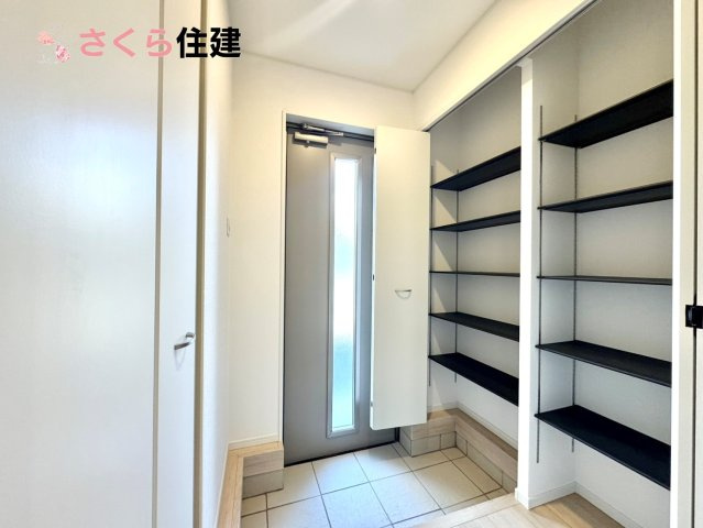 クレイドルガーデン　宇都宮市川田町第6　1号棟の玄関|玄関がいつも片づく大型シューズボックス。お子様の靴のサイズが大きくなっていっても安心の広々スペース！