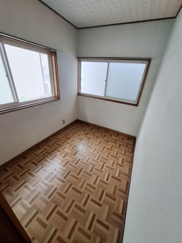 鳴尾町4丁目貸家の洋室